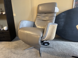 Relaxfauteuil, grijs leder, elektrisch verstelbaar
